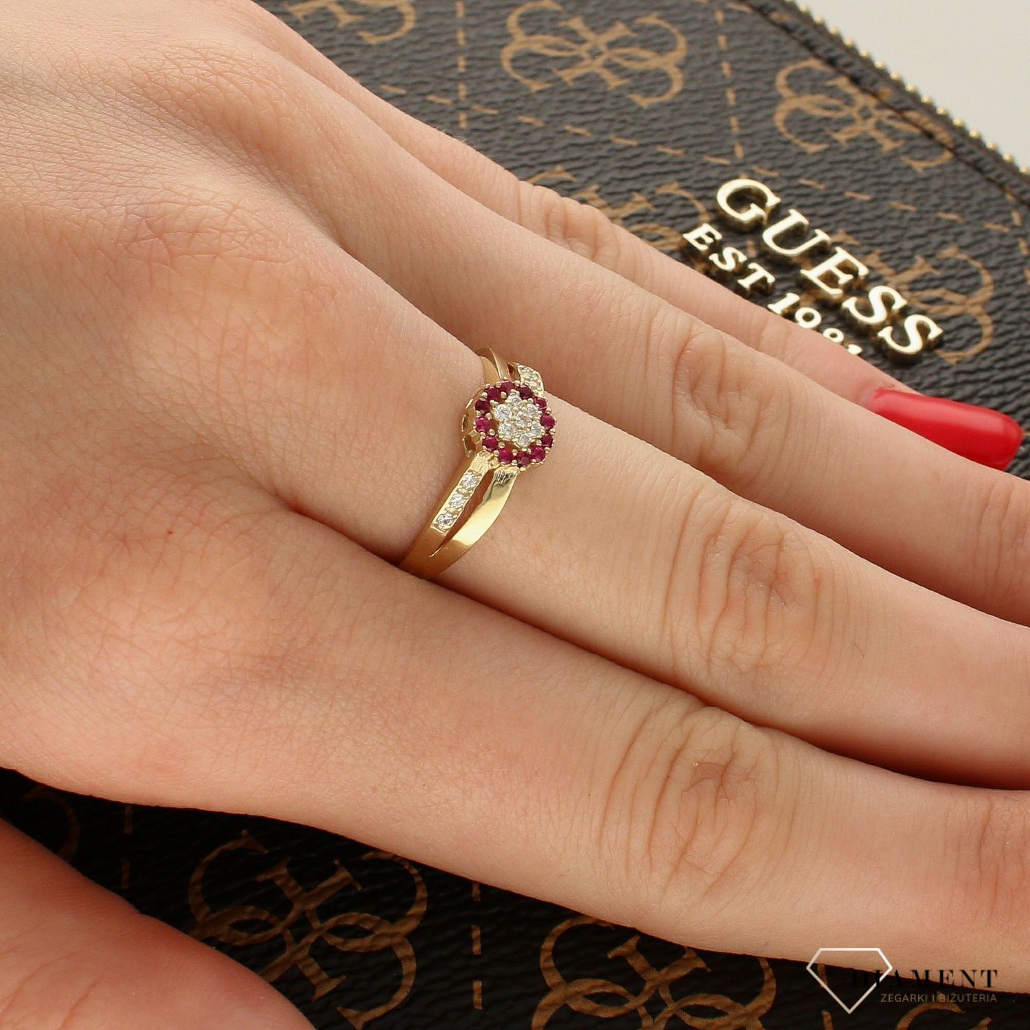 Złoty pierścionek 333 zdobiony różowymi cyrkoniami PI 2028D. Złoty pierścionek z cyrkoniami. Złoty pierścionek damski. Złoty p.jpg